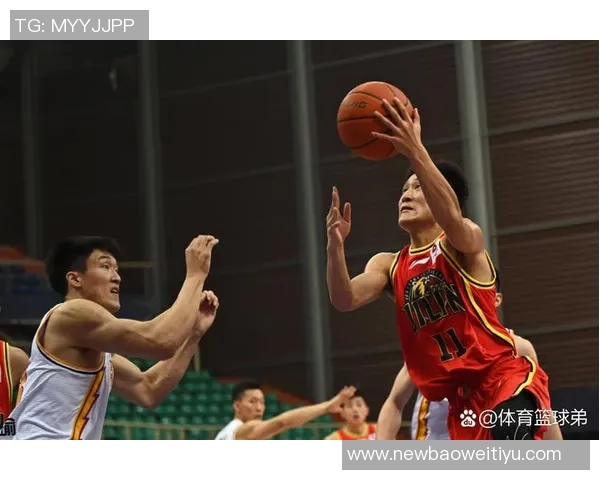 王洪泽表现抢眼10投6中斩获15分8篮板其中5个前场篮板助力球队 王洪泽表现抢眼10投6中斩获15分8篮板其中5个前场篮板助力球队